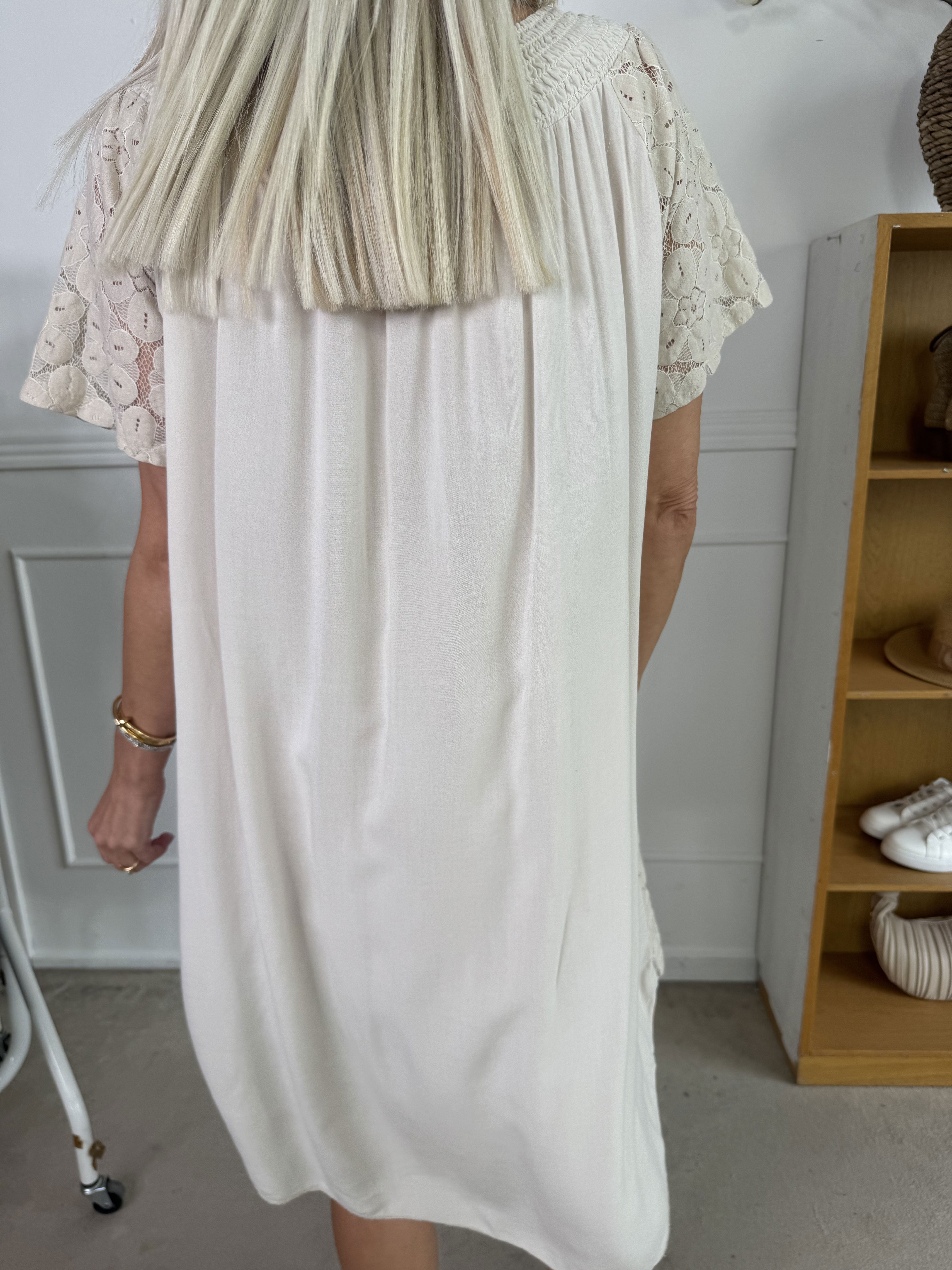 Fjola - Söt tunikaklänning i bomull med spets fram